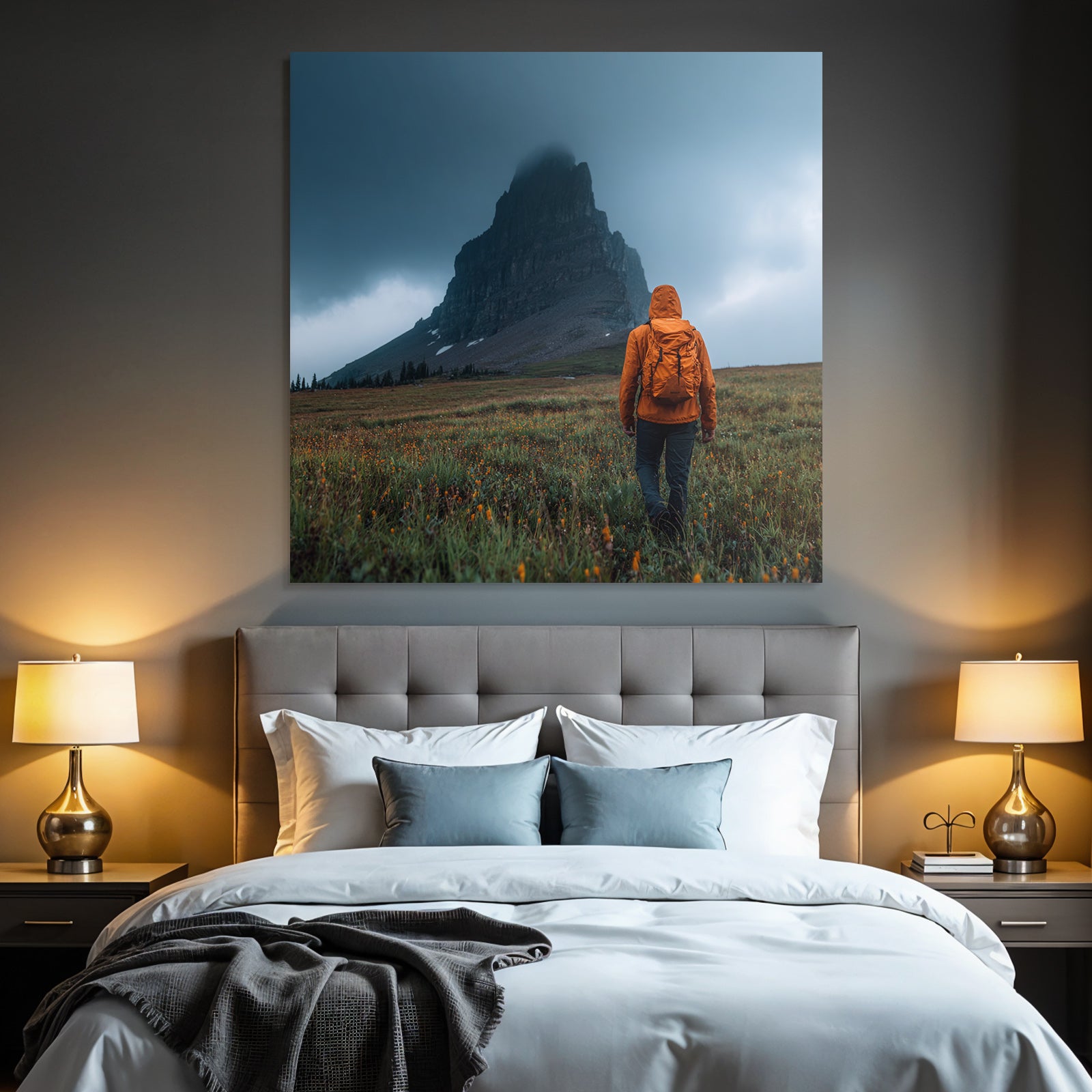Abenteür Im Grünen Feld Mit Blumen Und Berg Im Hintergrund