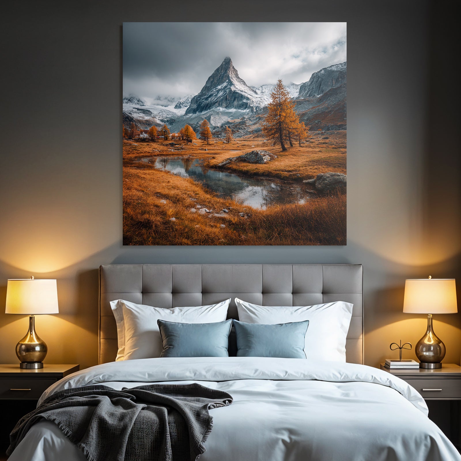 Atemberaubende Berglanschaft Mit Schneegekuppelten Gipfeln Und Goldenen Baeumen