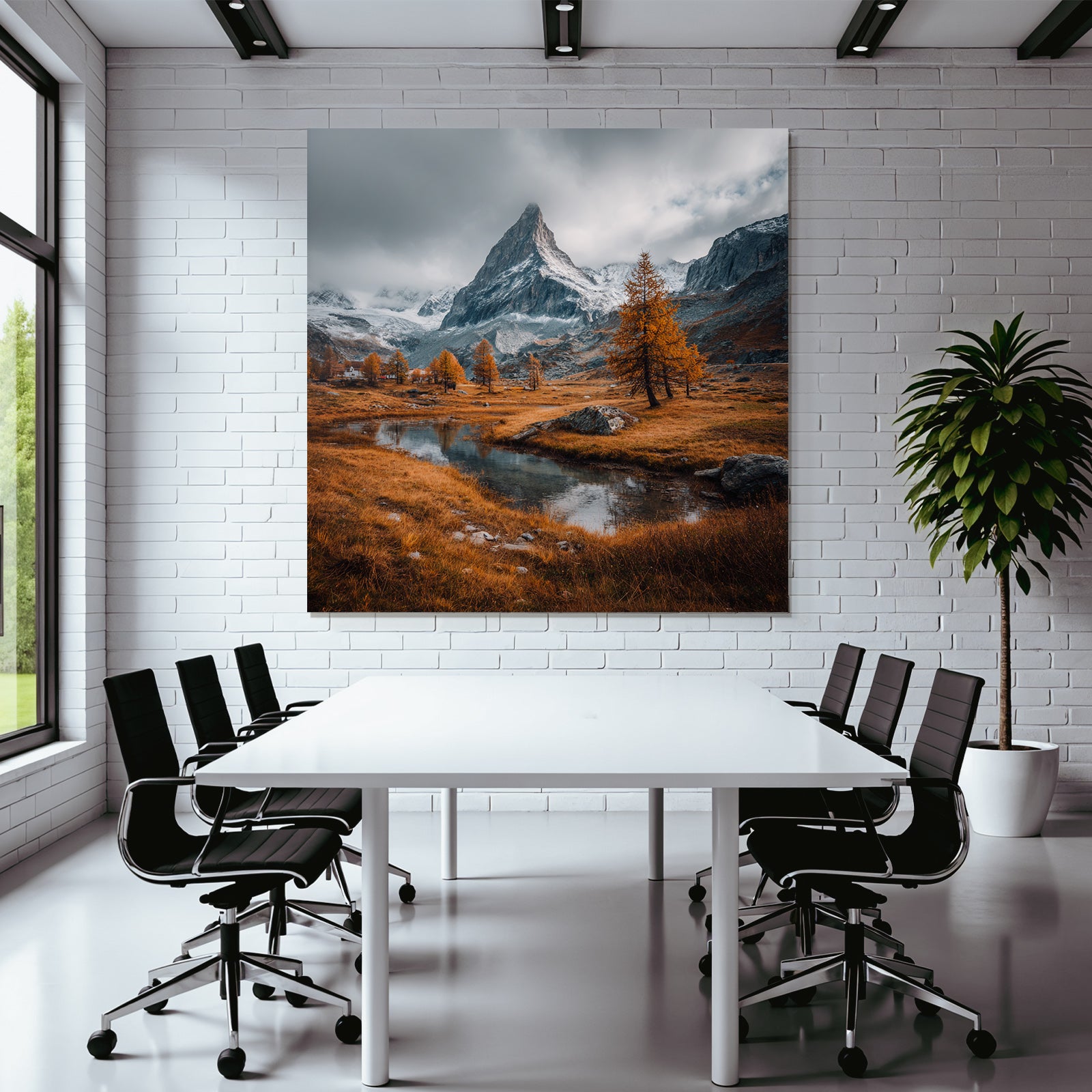 Atemberaubende Berglanschaft Mit Schneegekuppelten Gipfeln Und Goldenen Baeumen