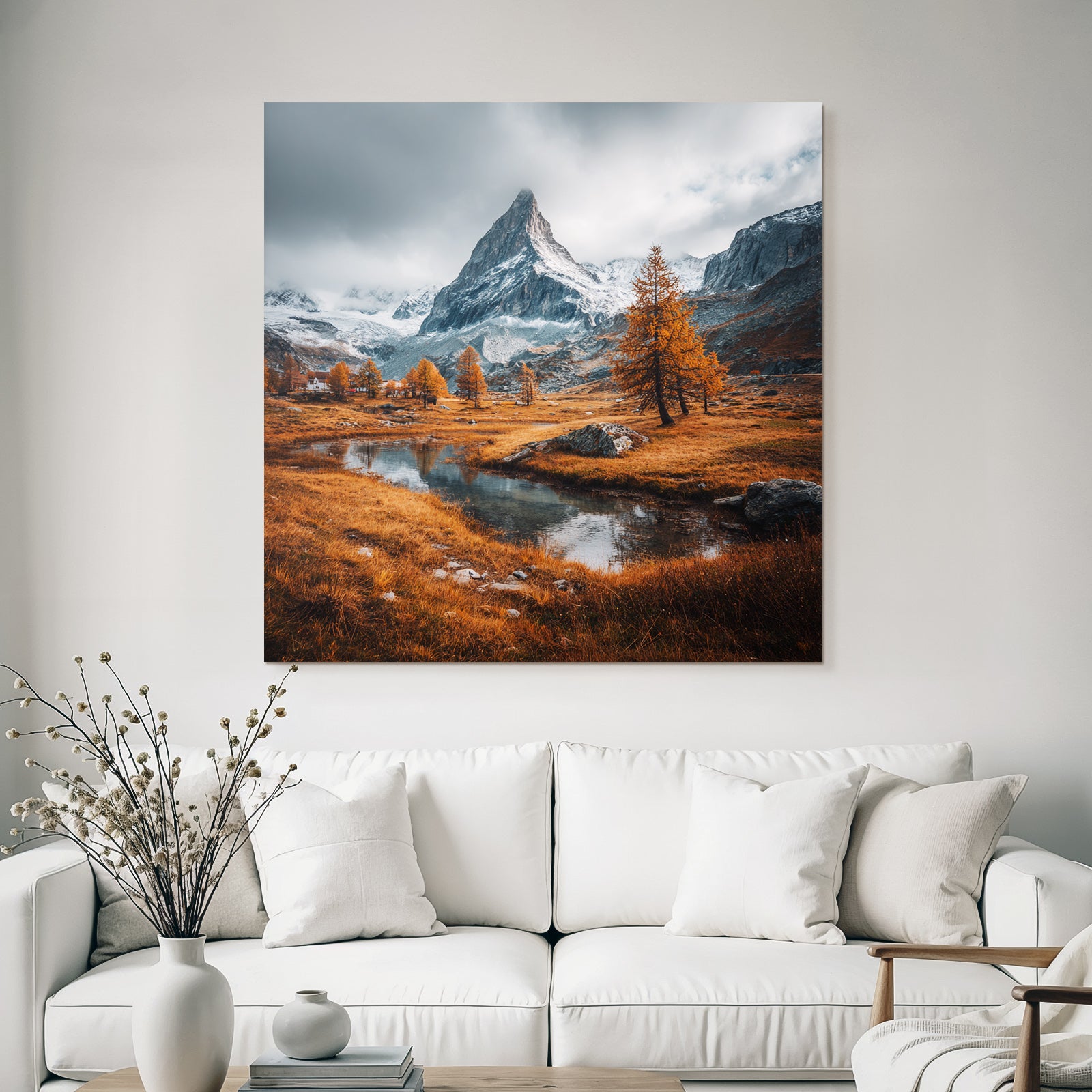 Atemberaubende Berglanschaft Mit Schneegekuppelten Gipfeln Und Goldenen Baeumen