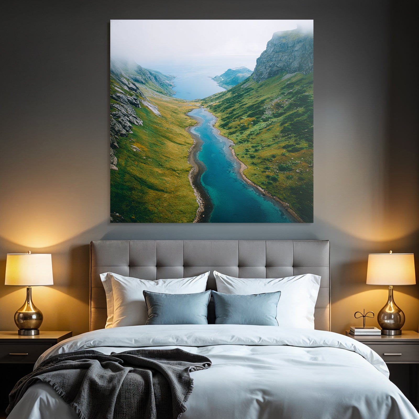 Wunderschöne Landschaft Mit Fluss Grünen Hügeln Und Mistiger Atmosphäre
