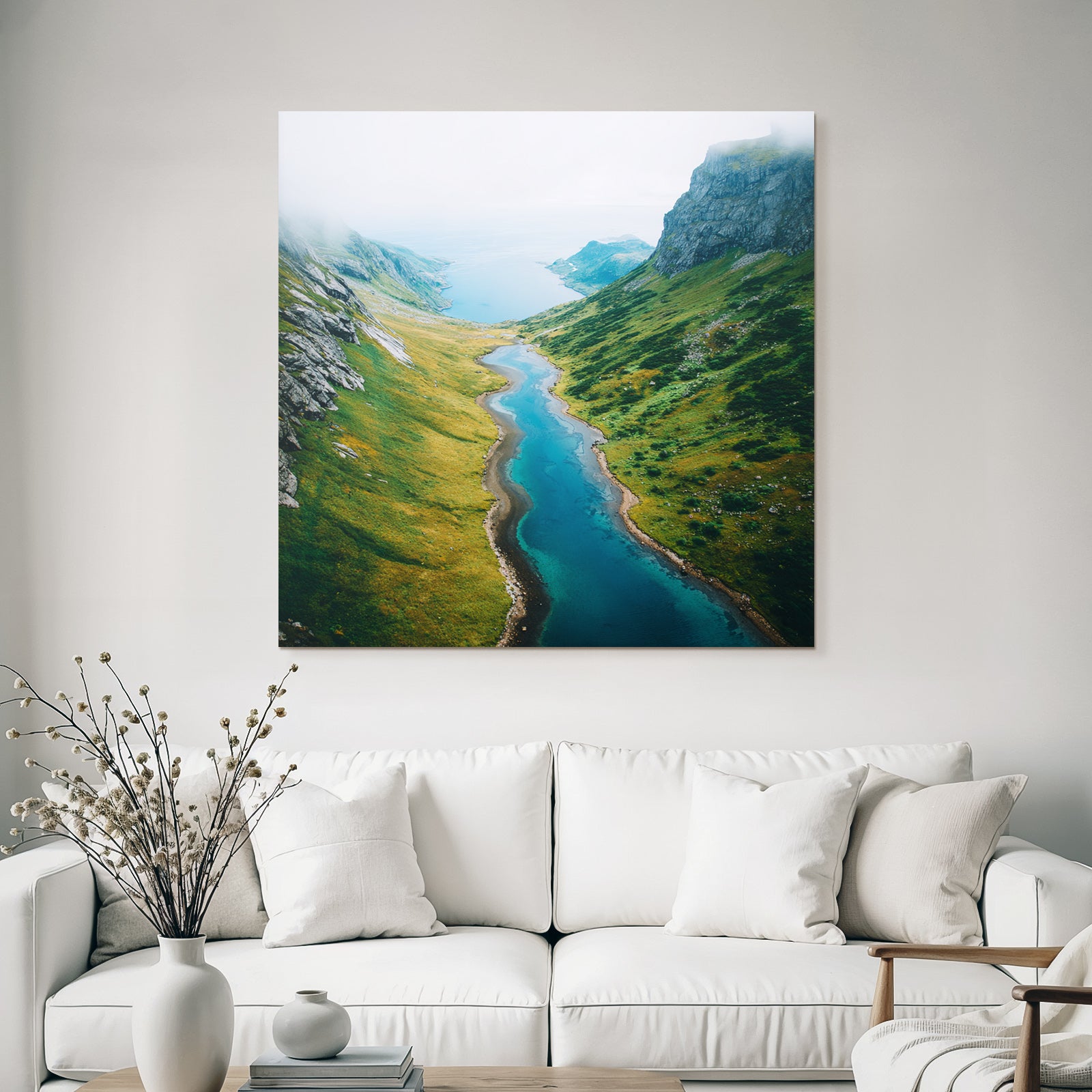 Wunderschöne Landschaft Mit Fluss Grünen Hügeln Und Mistiger Atmosphäre