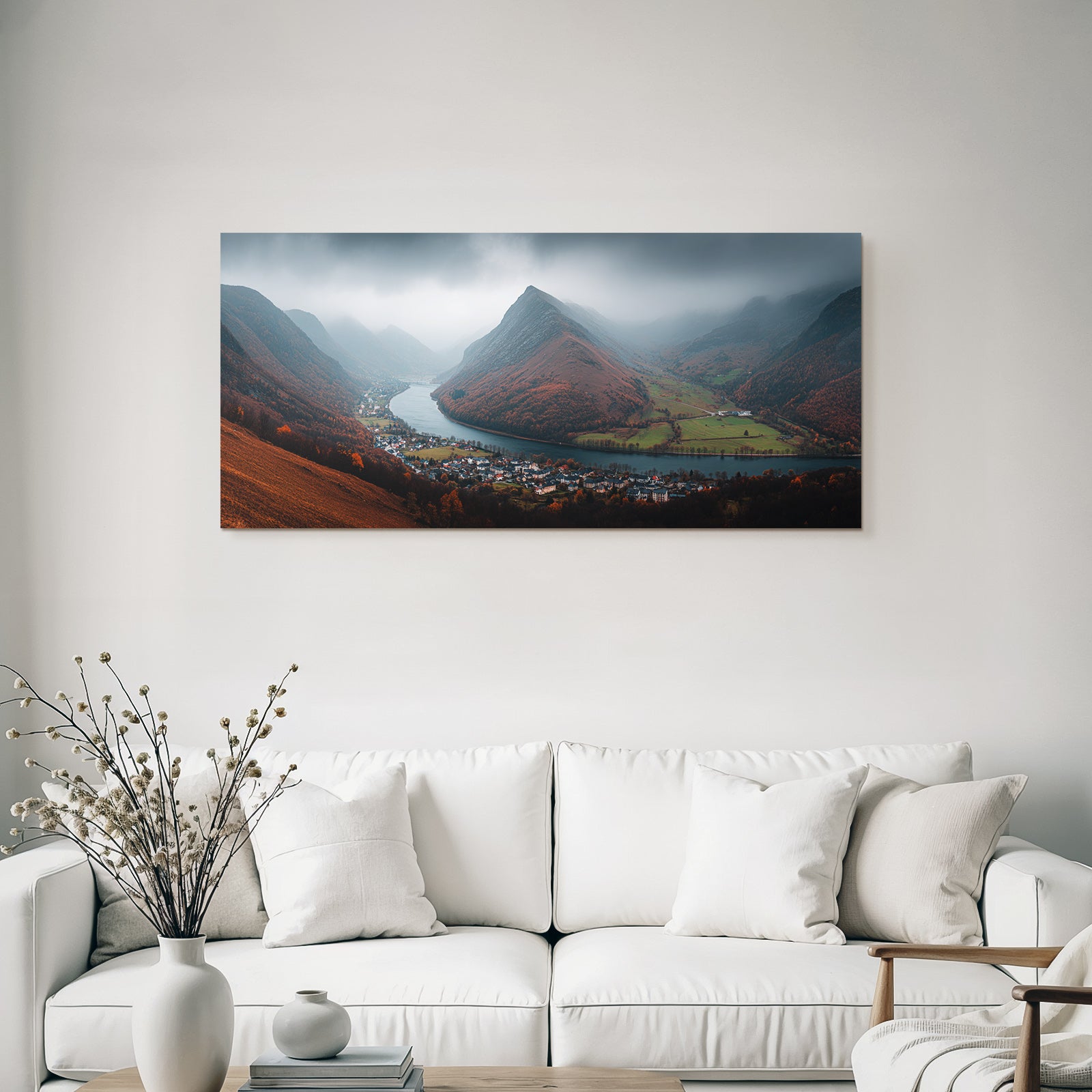 Herbstliche Landschaft Mit Fluss Und Bergen Mit Nebel
