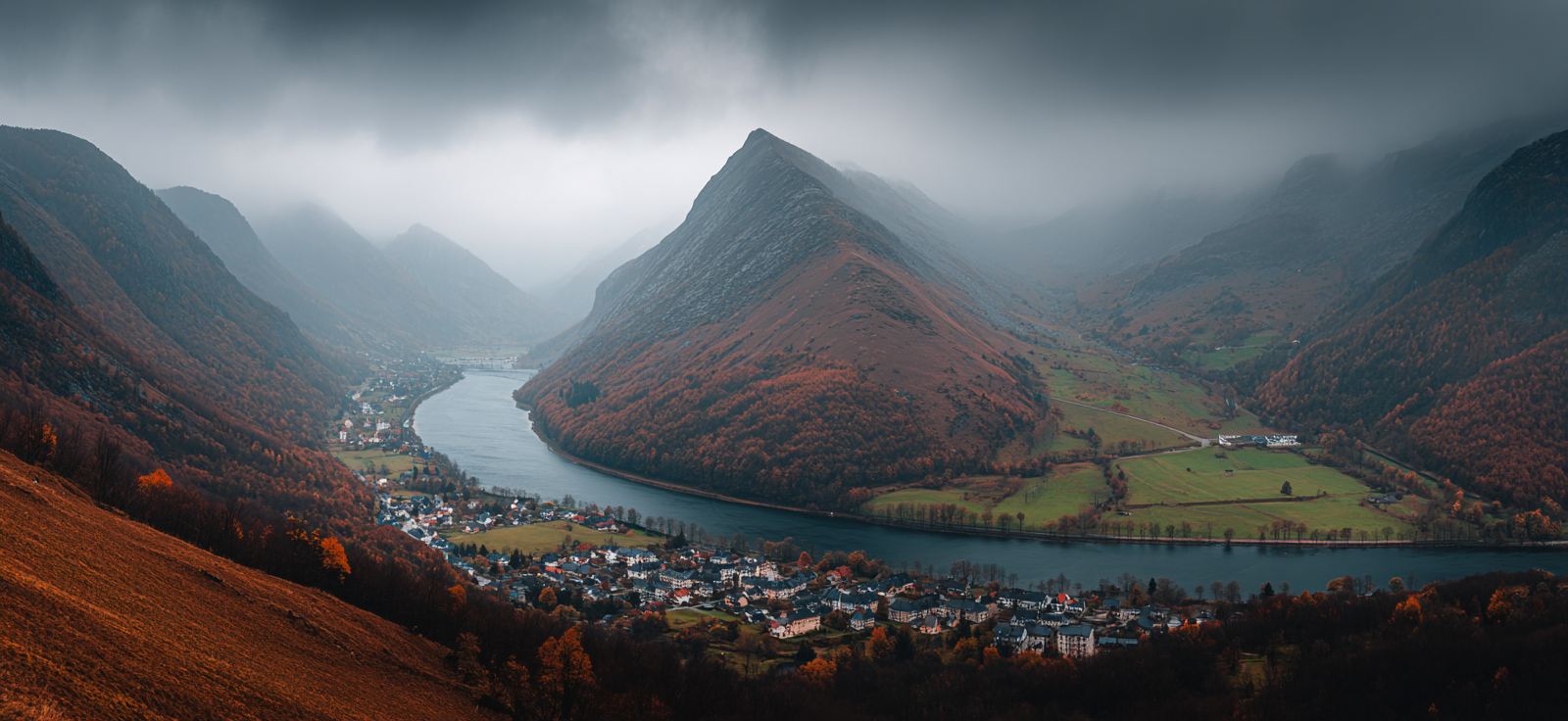 Herbstliche Landschaft Mit Fluss Und Bergen Mit Nebel | Reisen und Outdoor | Themen und Hobbys