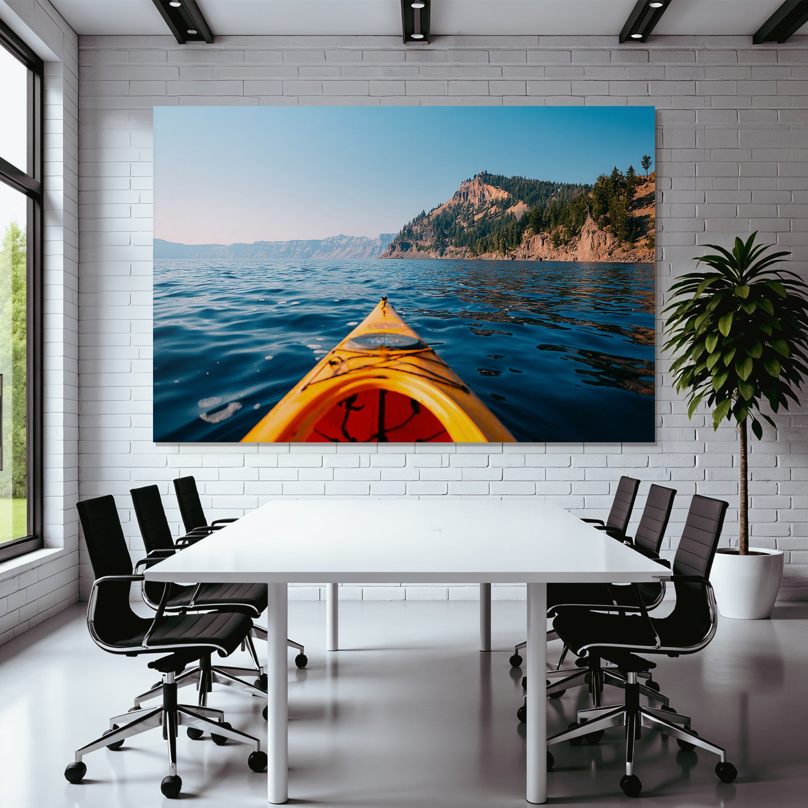 Kayak Auf See Mit Klippen Und Baeumen Unter Blaüm Himmel