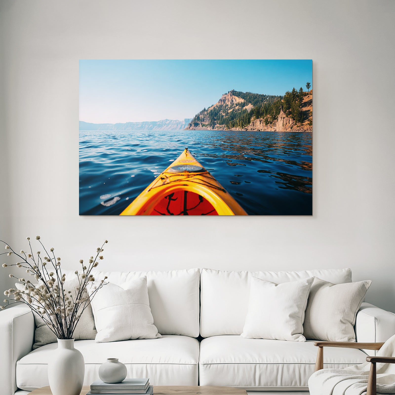 Kayak Auf See Mit Klippen Und Baeumen Unter Blaüm Himmel