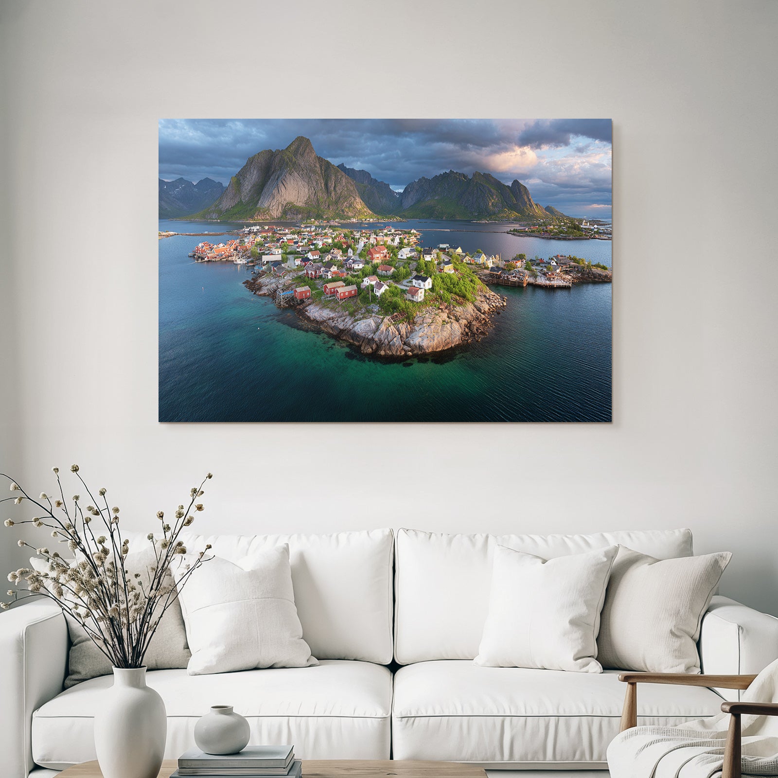 Küstenlandschaft Mit Bunten Haeusern Und Insel In Norwegen