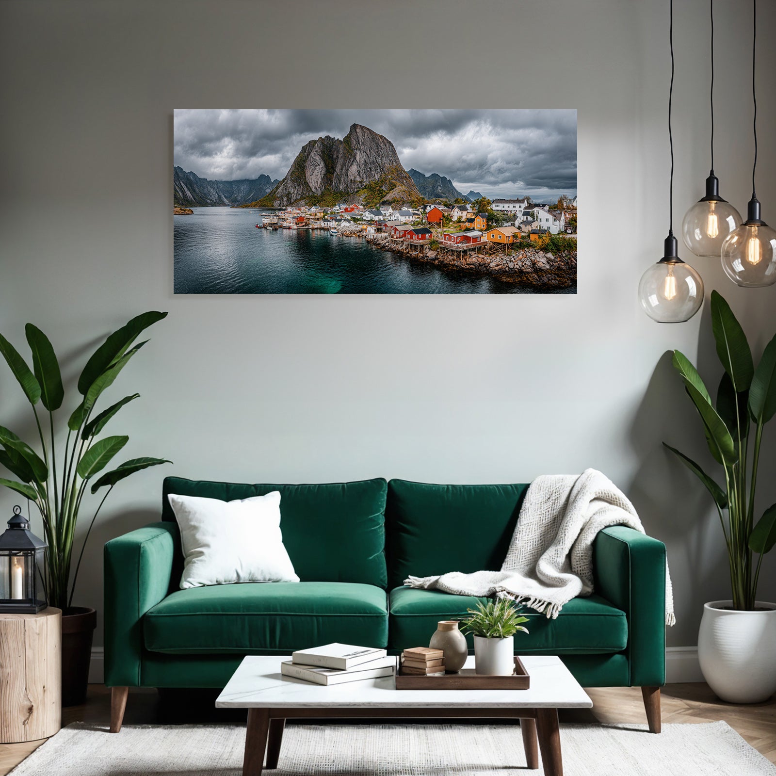 Malerische Küstenlandschaft Mit Farbigen Haeusern Und Bergen