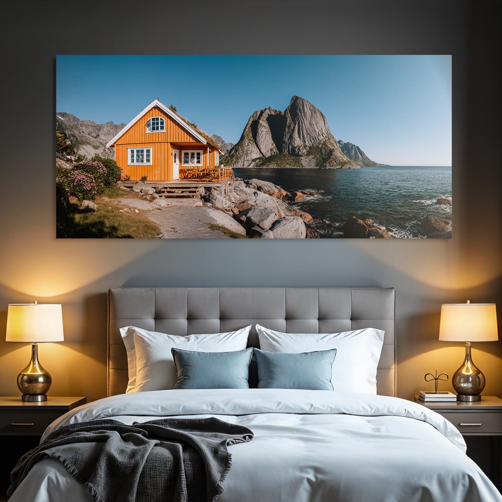 Orange Holzhaus Am Küstenrand Mit Bergen Im Hintergrund