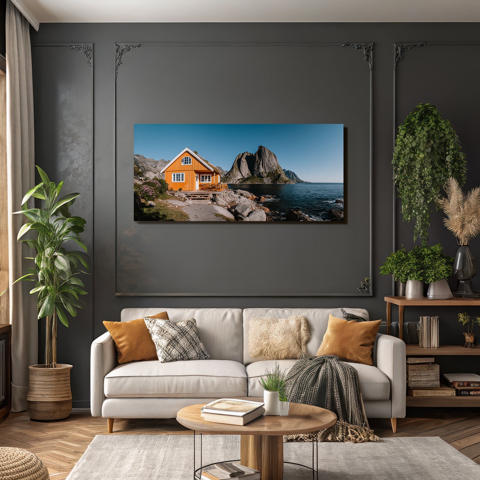 Orange Holzhaus Am Küstenrand Mit Bergen Im Hintergrund