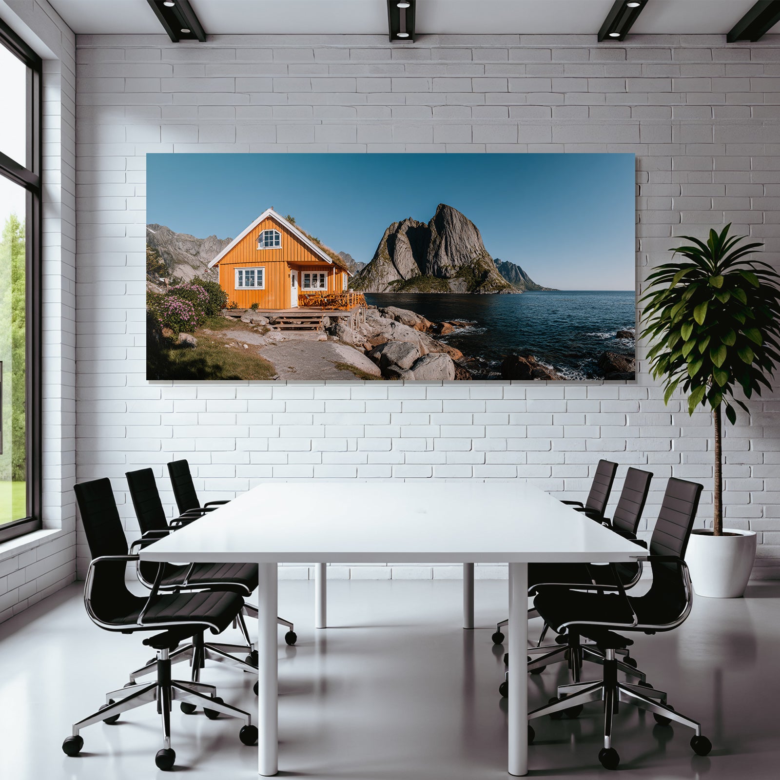 Orange Holzhaus Am Küstenrand Mit Bergen Im Hintergrund