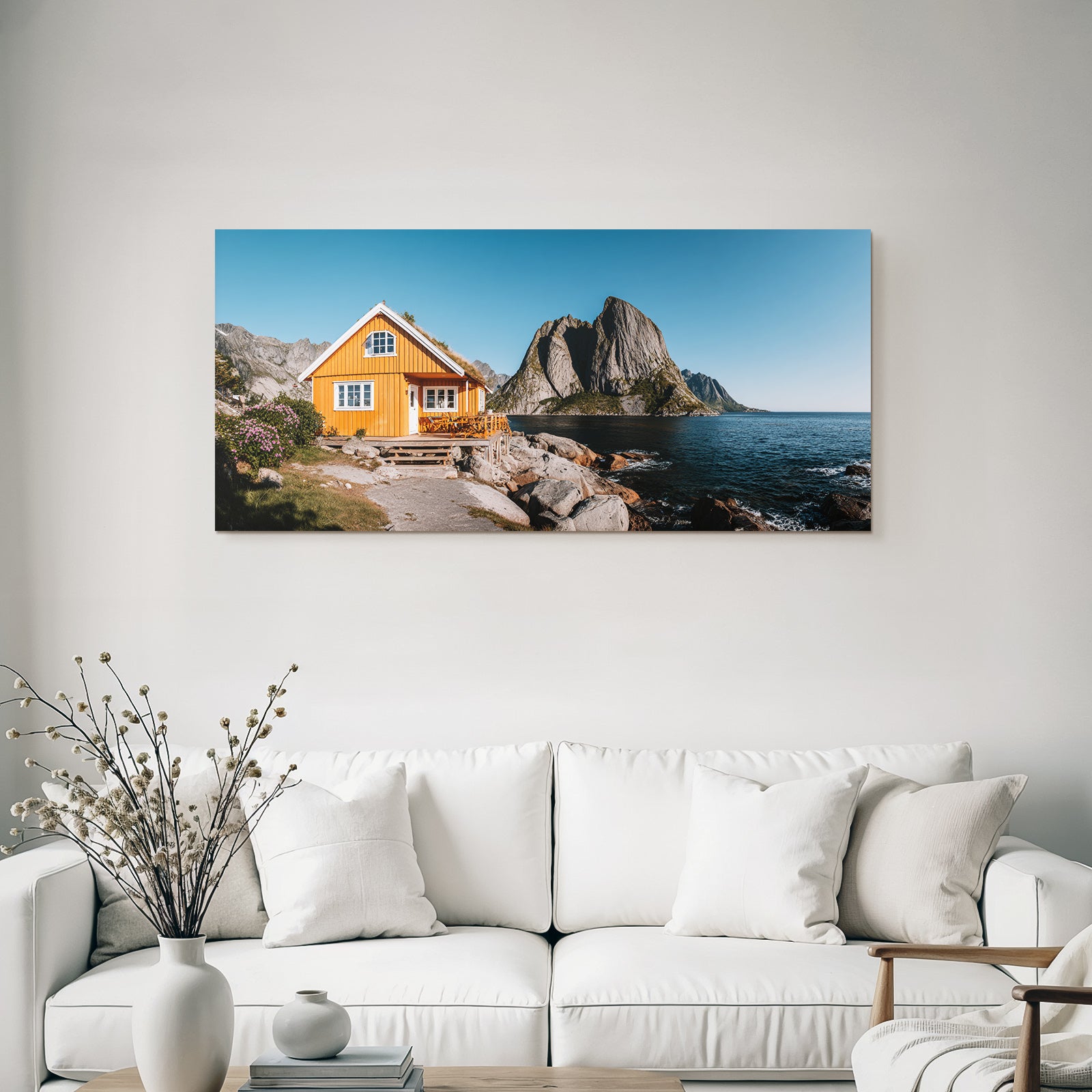 Orange Holzhaus Am Küstenrand Mit Bergen Im Hintergrund
