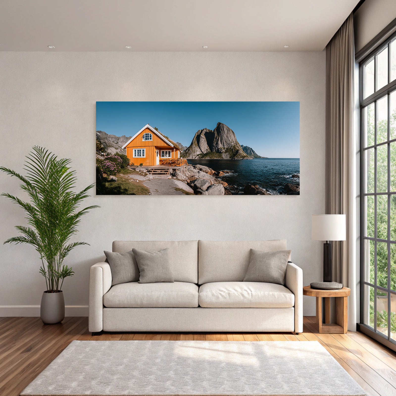 Orange Holzhaus Am Küstenrand Mit Bergen Im Hintergrund