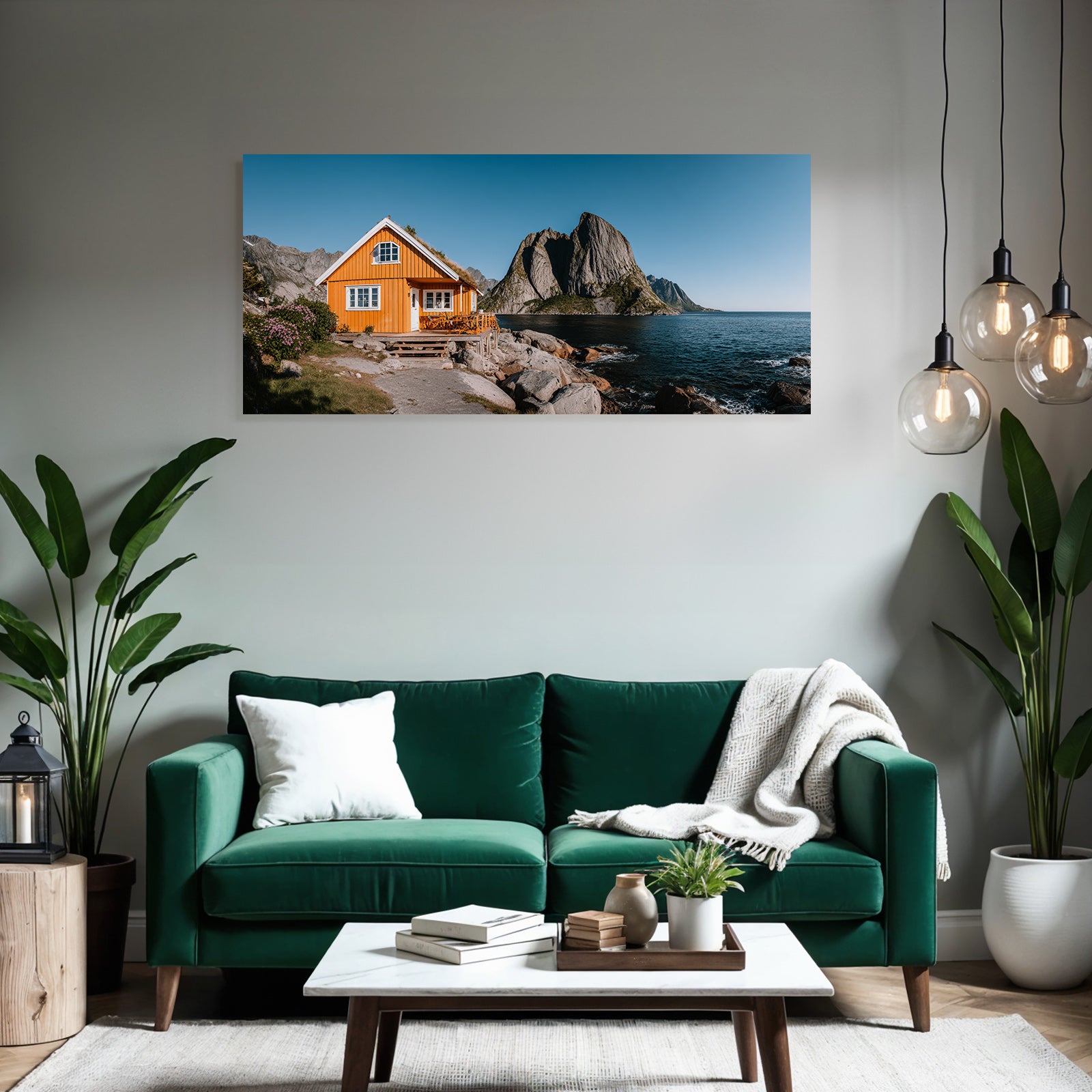 Orange Holzhaus Am Küstenrand Mit Bergen Im Hintergrund