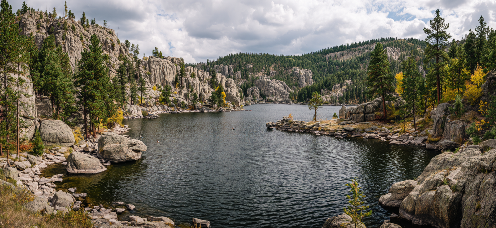 Panoramablick Ruhige Landschaft Herbstliche Fauna Wasser Klippen Tannenbaume | Reisen und Outdoor | Themen und Hobbys