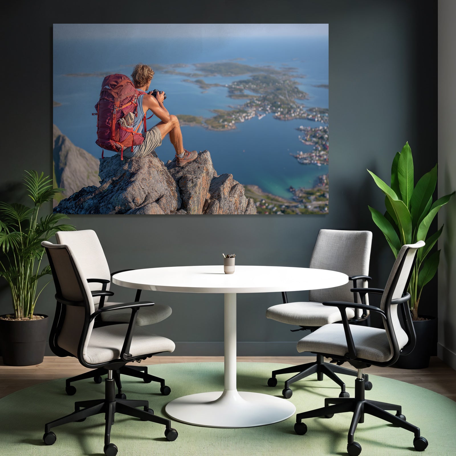 Person Mit Kamera Auf Fels Vor Küstenlandschaft Mit Insel Und Dorf