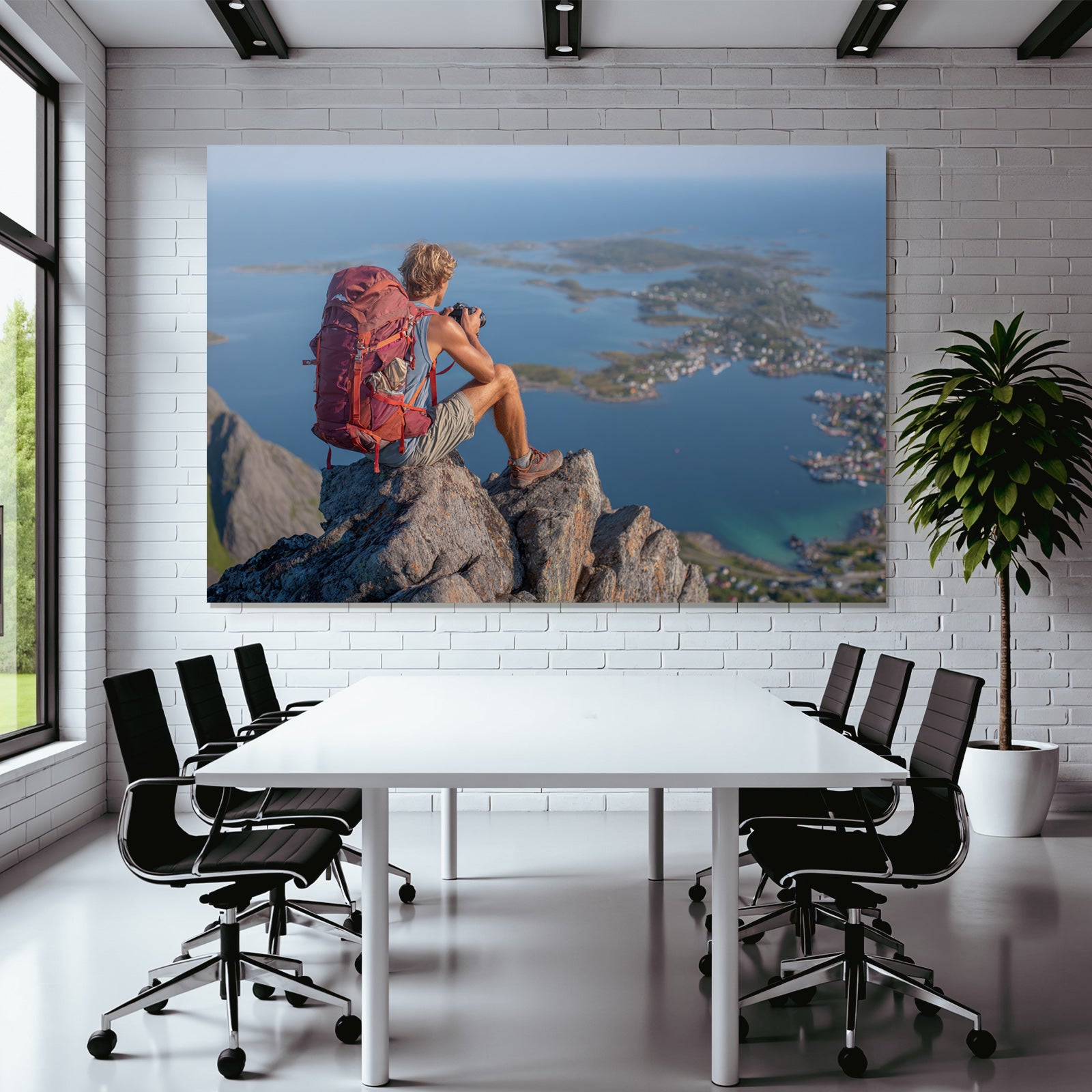 Person Mit Kamera Auf Fels Vor Küstenlandschaft Mit Insel Und Dorf