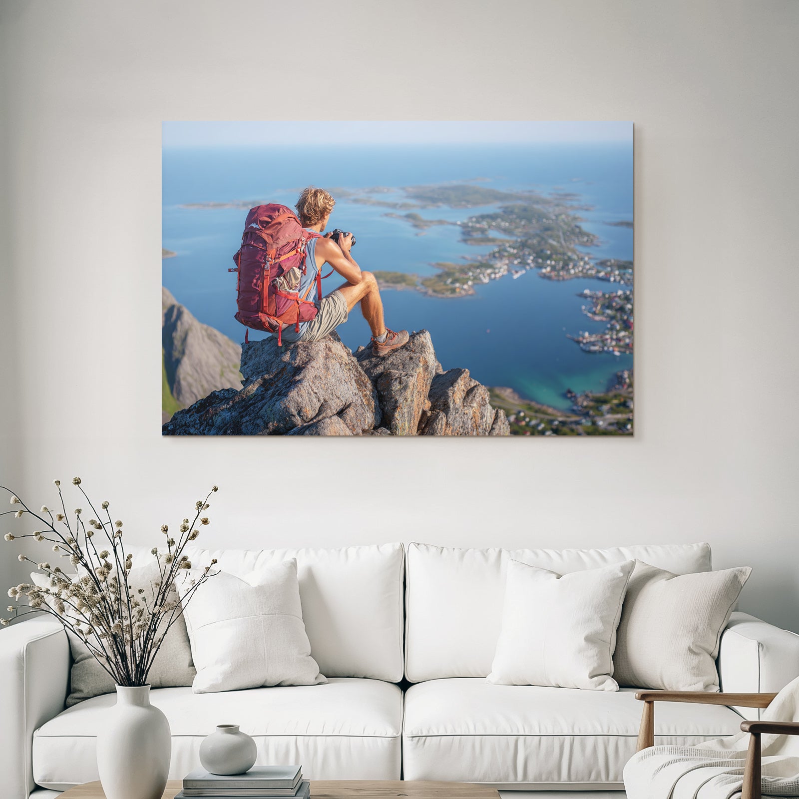 Person Mit Kamera Auf Fels Vor Küstenlandschaft Mit Insel Und Dorf