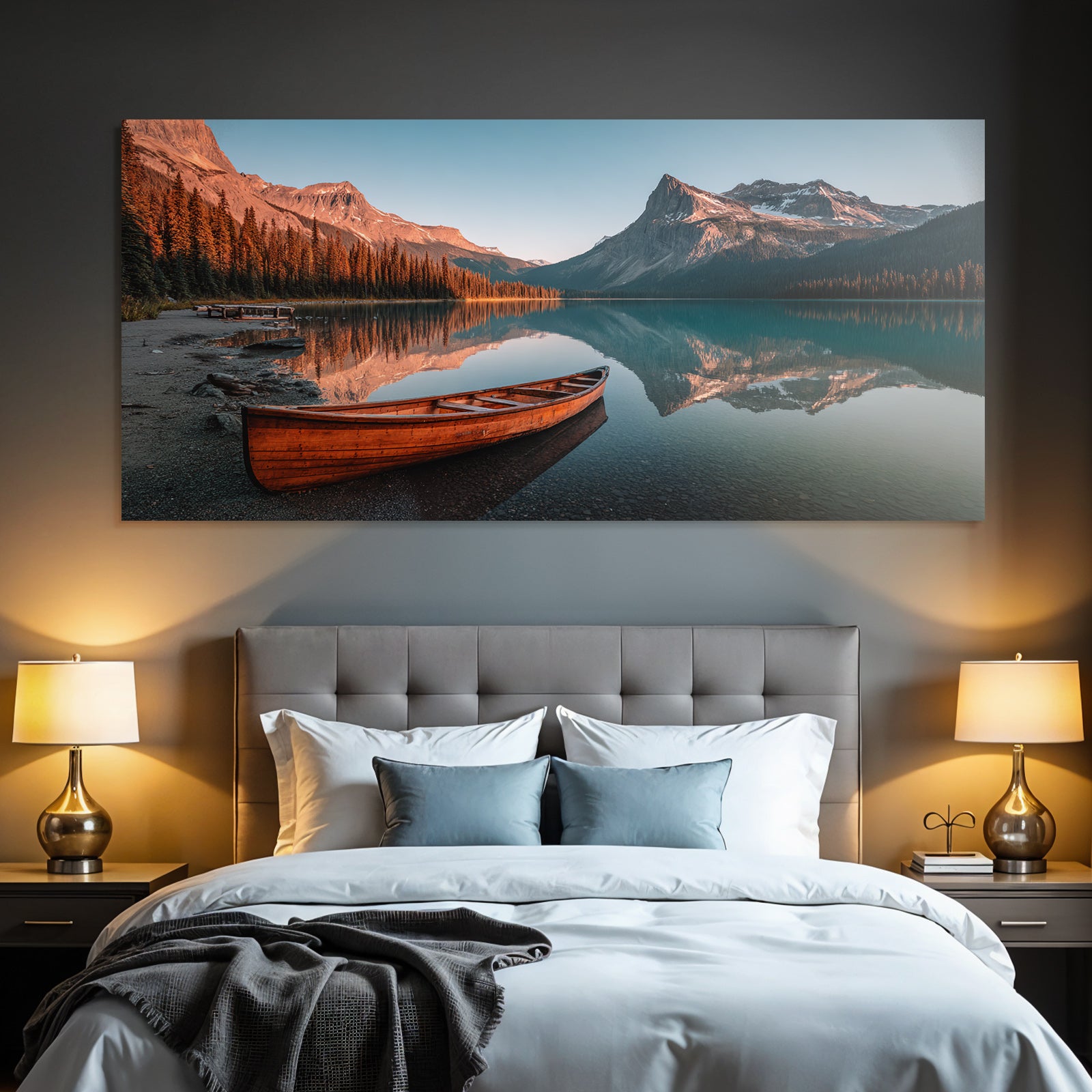 Ruhige Landschaft Mit Canoe Und Bergen Bei Dämmerung