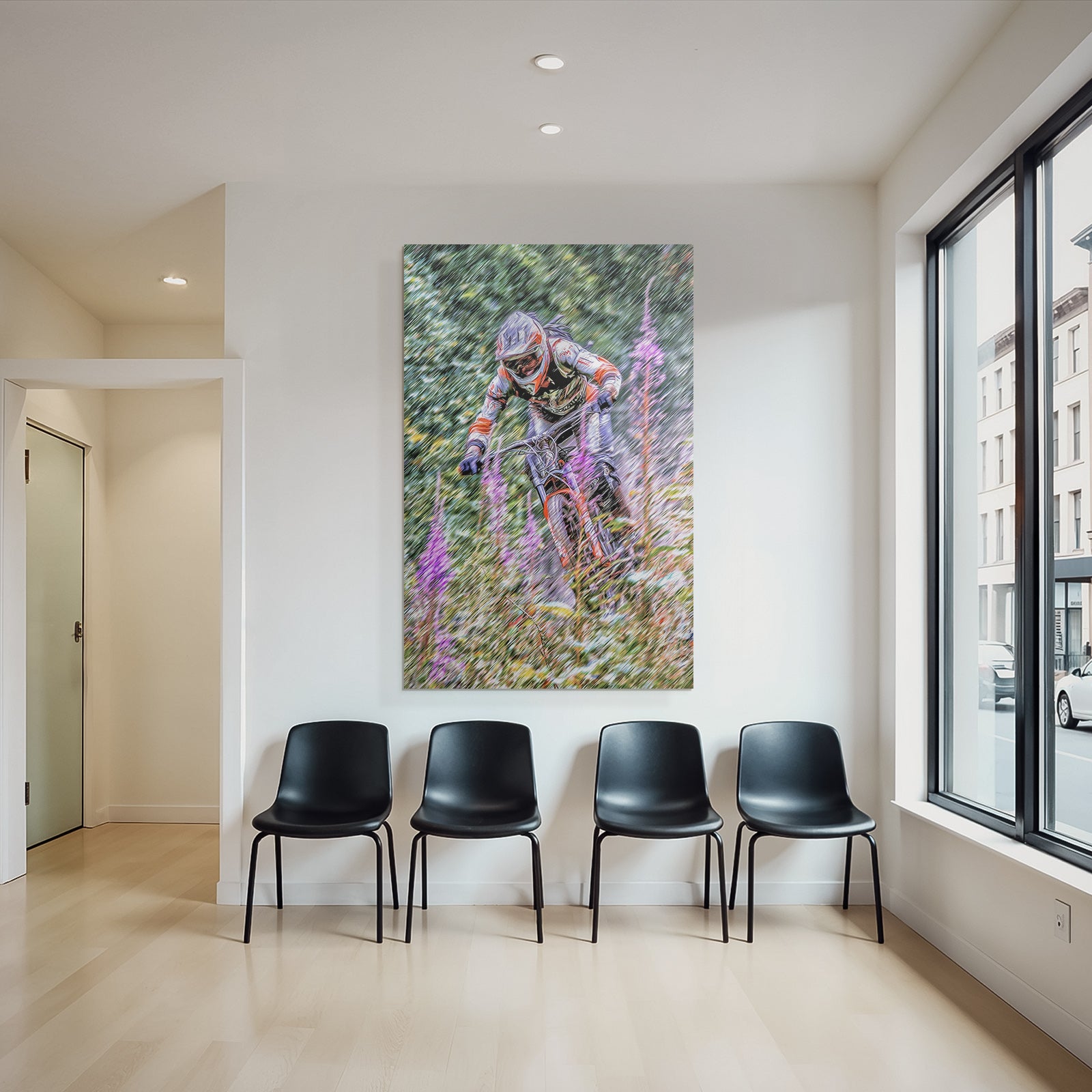 Bergfahrer Auf Trail Mit Purpurblumen Im Natur Setting