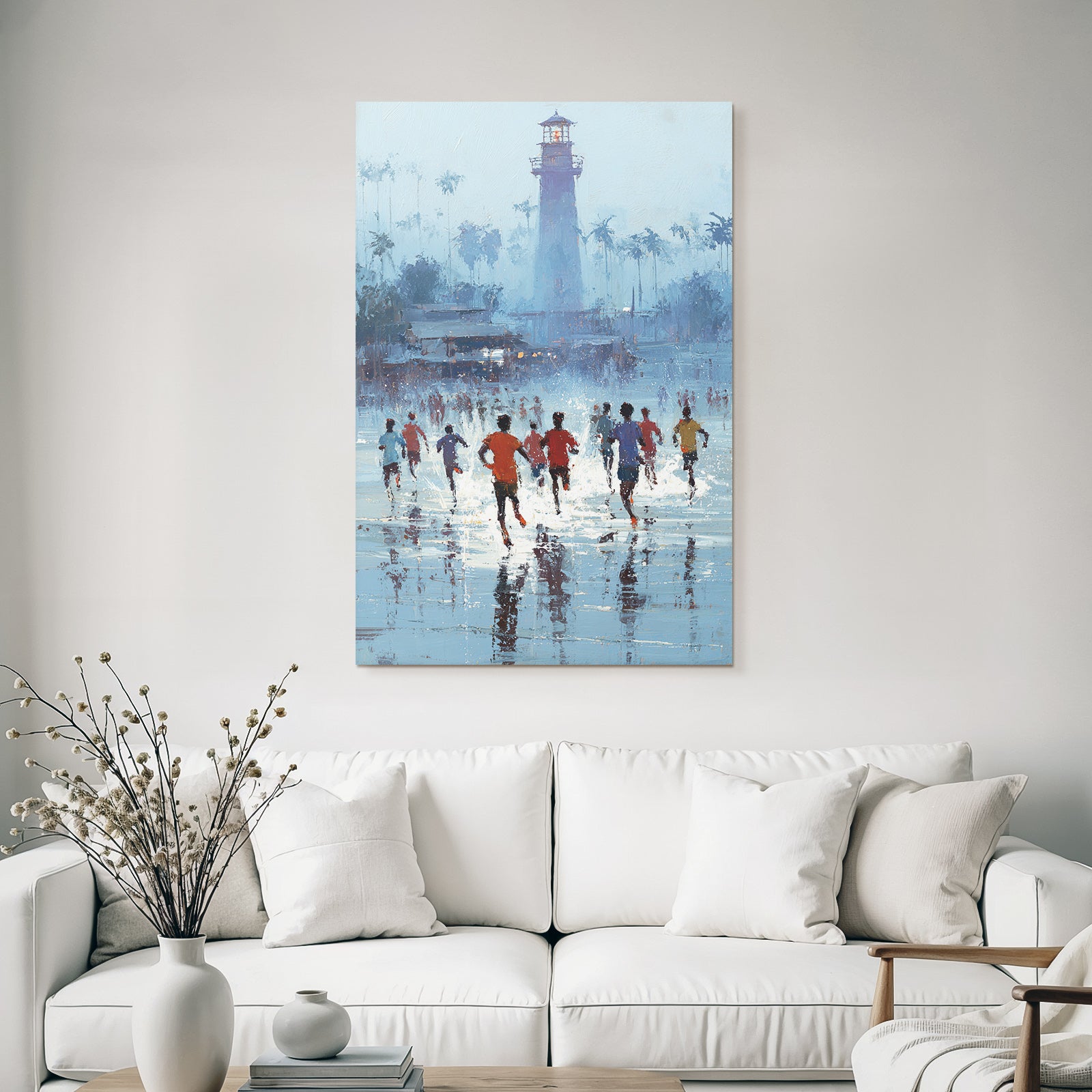 Gruppe Von Menschen Laeuft Am Strand Mit Leuchtturm Im Hintergrund