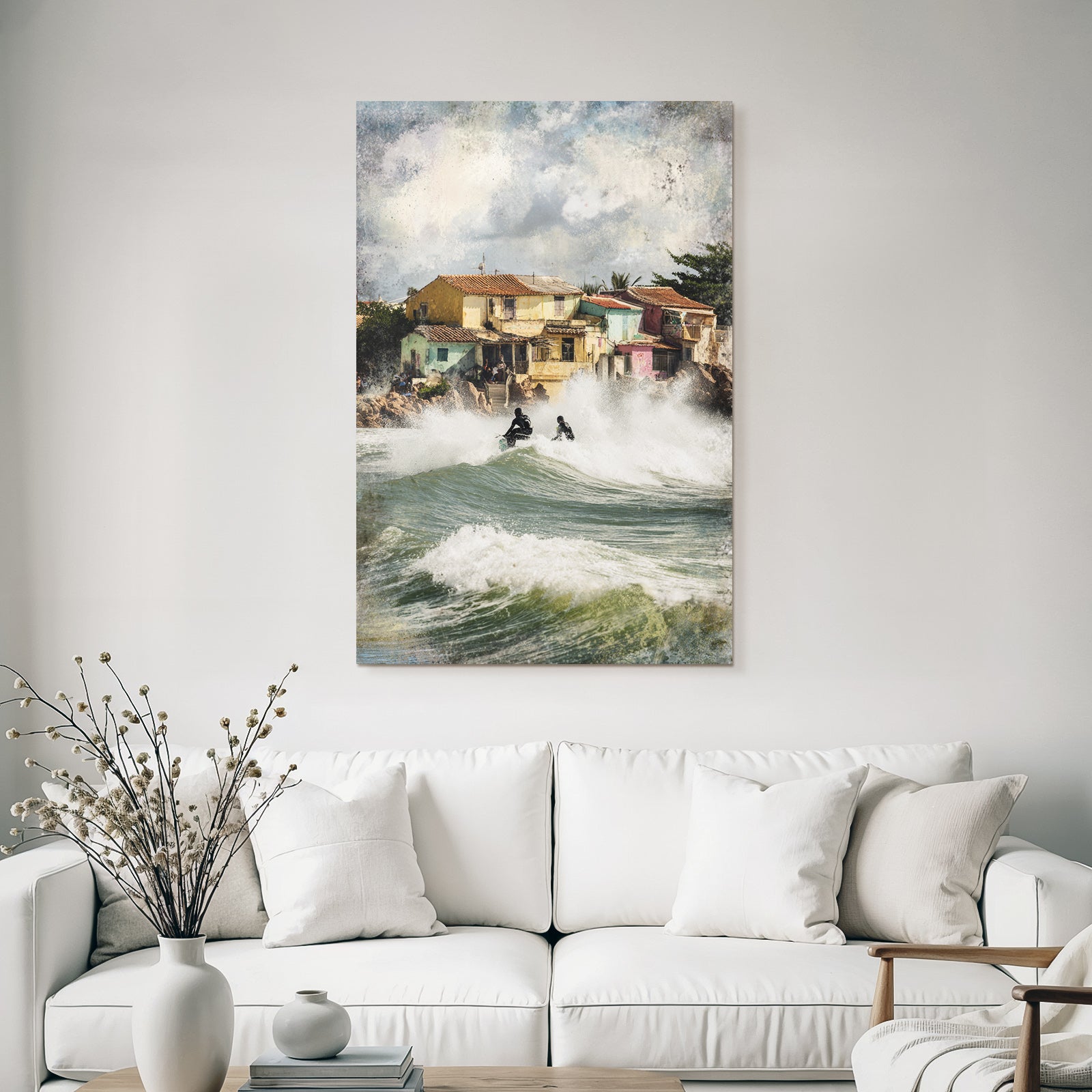 Küstenszene Surfer Und Lebendige Haeuser Mit Dramatischen Wolken
