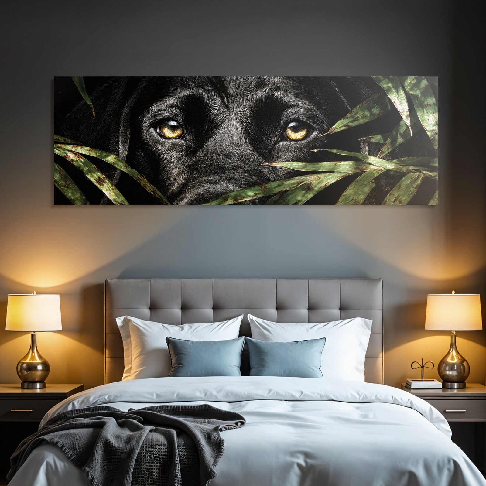 Schwarzer Hund Mit Goldenen Augen Im Blattwerk