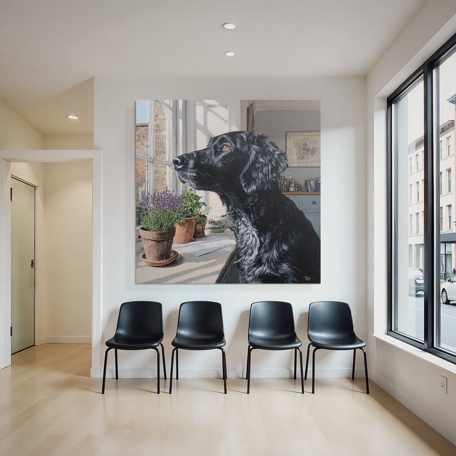 Schwarzer Hund Am Fenster Mit Blumentöpfen Im Hintergrund