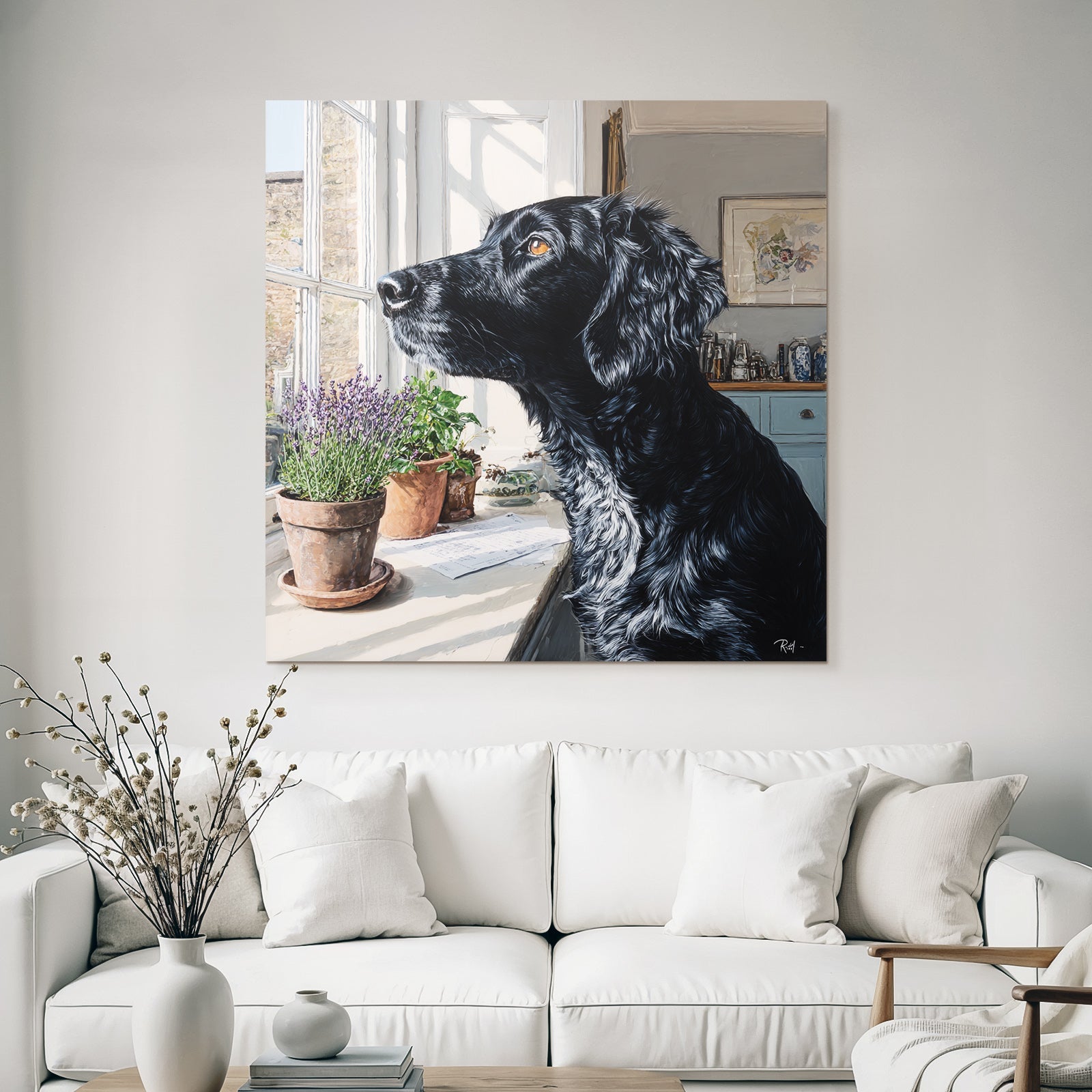 Schwarzer Hund Am Fenster Mit Blumentöpfen Im Hintergrund