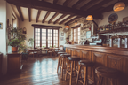 Gemütliche Bar Oder Cafe Innenraum Mit Holzbalken Fenster Und Kunstwerken | Bars Cafes Theater Bibliotheken | Architektur