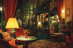 Gemütliches Innenleben Cafe Bistro Mit Warmem Licht Und Plüschigem Sitzbereich | Bars Cafes Theater Bibliotheken | Architektur