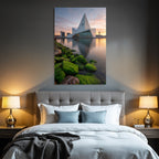 Moderne Moderne Am Wasser Mit Felsen Und Farbenfrohem Himmel