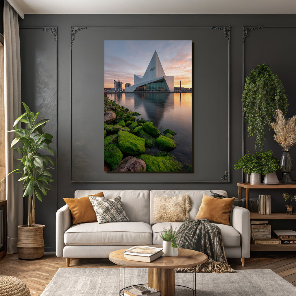 Moderne Moderne Am Wasser Mit Felsen Und Farbenfrohem Himmel