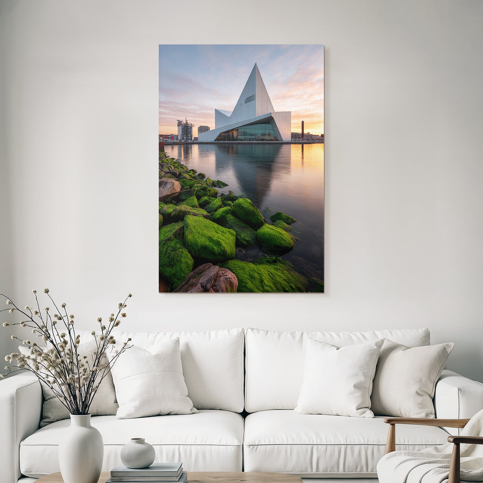 Moderne Moderne Am Wasser Mit Felsen Und Farbenfrohem Himmel
