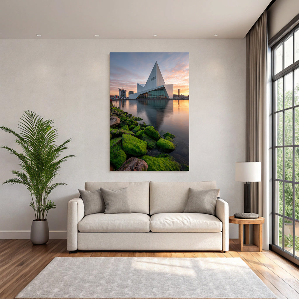 Moderne Moderne Am Wasser Mit Felsen Und Farbenfrohem Himmel