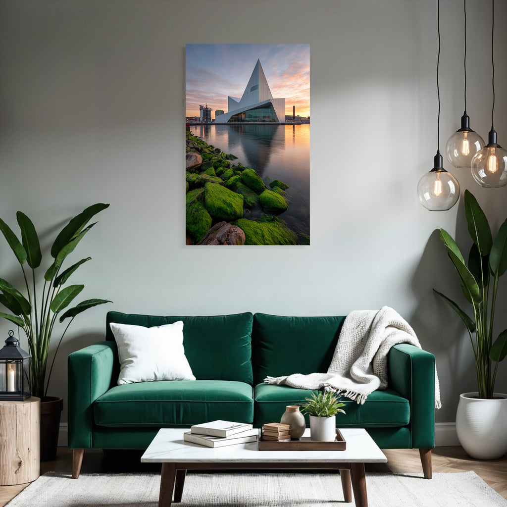 Moderne Moderne Am Wasser Mit Felsen Und Farbenfrohem Himmel