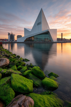 Moderne Moderne Am Wasser Mit Felsen Und Farbenfrohem Himmel | Moderne Architektur | Architektur