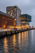 Moderne Moderne Am Wasser Mit Reflexionen Bei Dämmerung | Moderne Architektur | Architektur