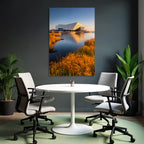 Moderne Moderne Am Wasser Umgeben Von Grünen Pflanzen Mit Orangen Blumen
