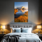 Moderne Moderne Am Wasser Umgeben Von Grünen Pflanzen Mit Orangen Blumen