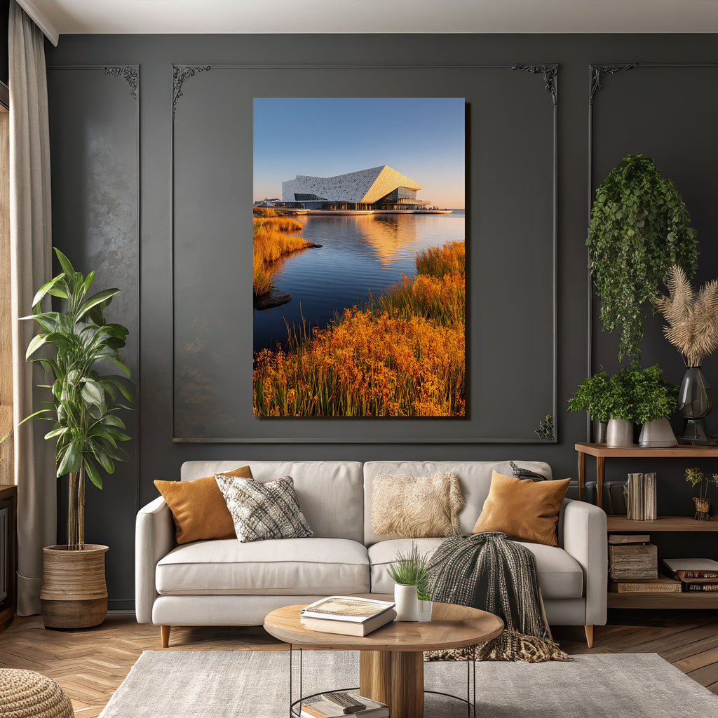 Moderne Moderne Am Wasser Umgeben Von Grünen Pflanzen Mit Orangen Blumen