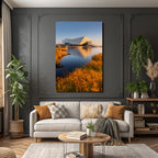 Moderne Moderne Am Wasser Umgeben Von Grünen Pflanzen Mit Orangen Blumen