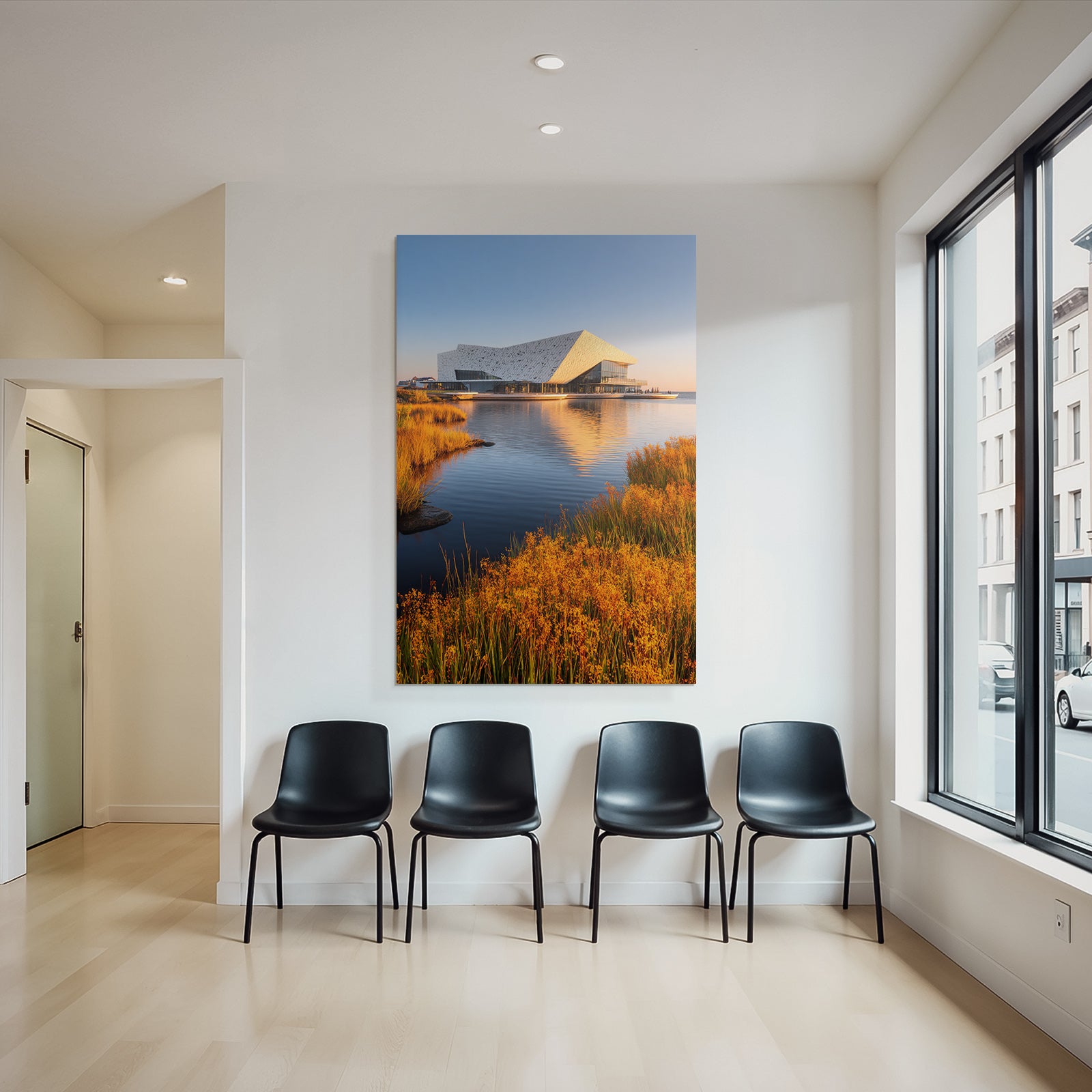 Moderne Moderne Am Wasser Umgeben Von Grünen Pflanzen Mit Orangen Blumen