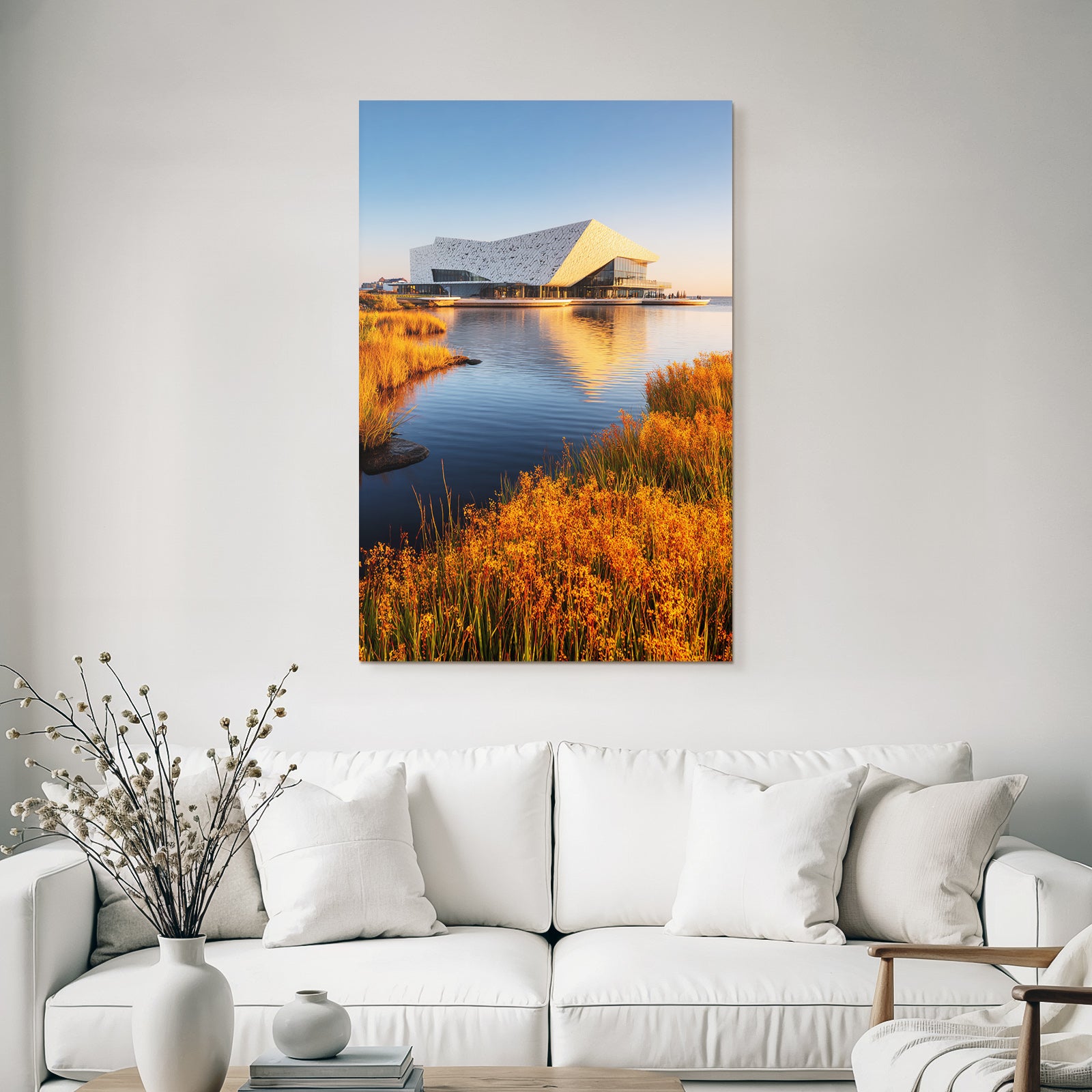 Moderne Moderne Am Wasser Umgeben Von Grünen Pflanzen Mit Orangen Blumen