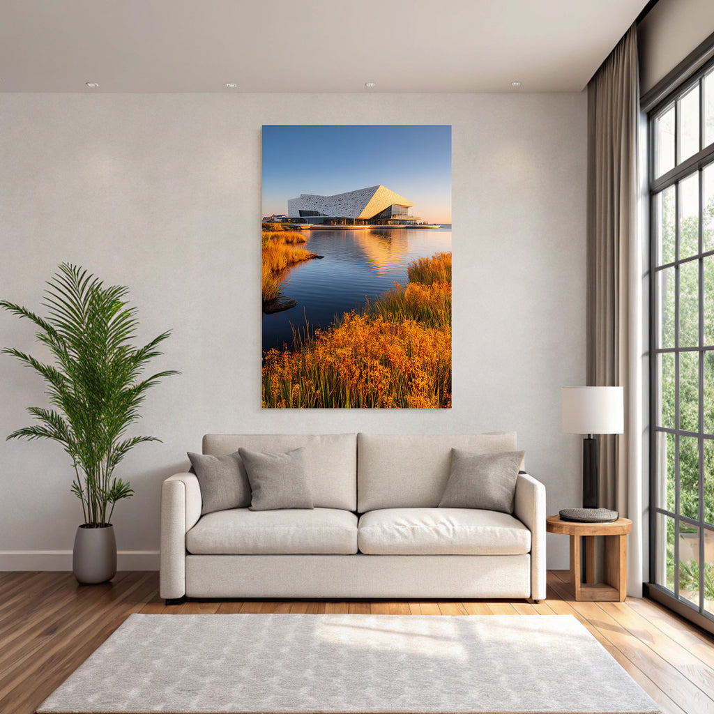 Moderne Moderne Am Wasser Umgeben Von Grünen Pflanzen Mit Orangen Blumen