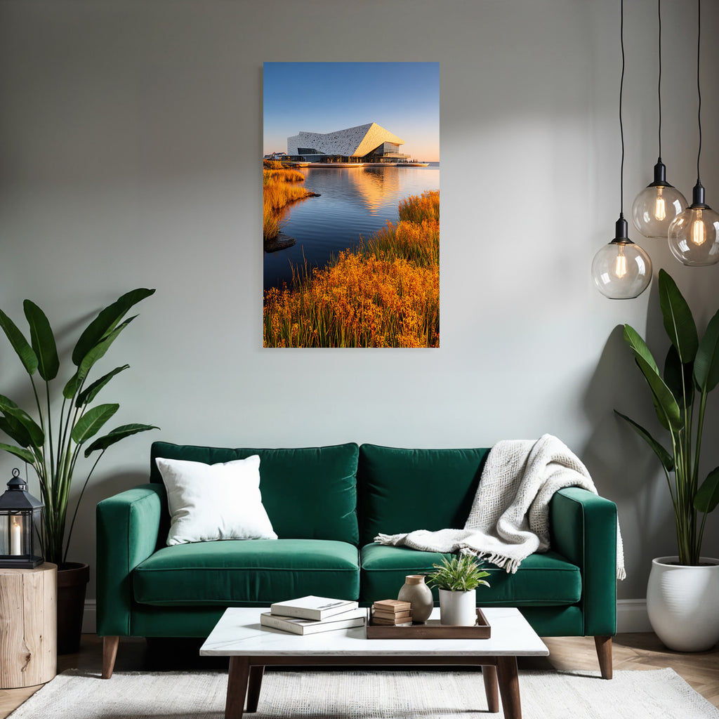 Moderne Moderne Am Wasser Umgeben Von Grünen Pflanzen Mit Orangen Blumen