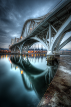 Moderne Moderne Brücke Reflektierendes Wasser Dramatischer Himmel Twilight | Moderne Architektur | Architektur