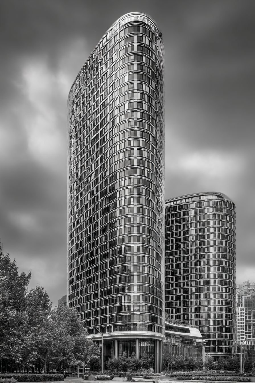 Moderne Moderne Highrise Gebäude Mit Geschwungenem Design Im Schwarzweiss | Moderne Architektur | Architektur