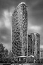 Moderne Moderne Highrise Gebäude Mit Geschwungenem Design Im Schwarzweiss | Moderne Architektur | Architektur