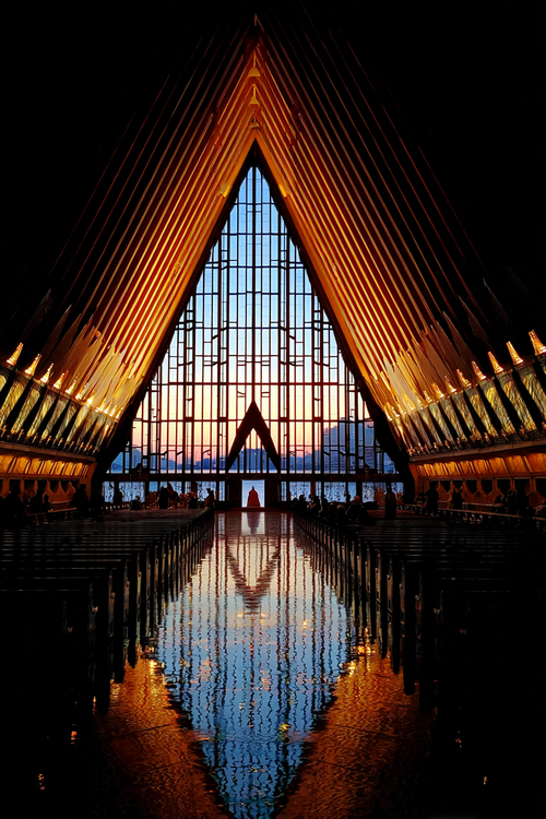 Moderne Moderne Kirche With Triangular Window And Sunset Reflection | Moderne Architektur | Architektur